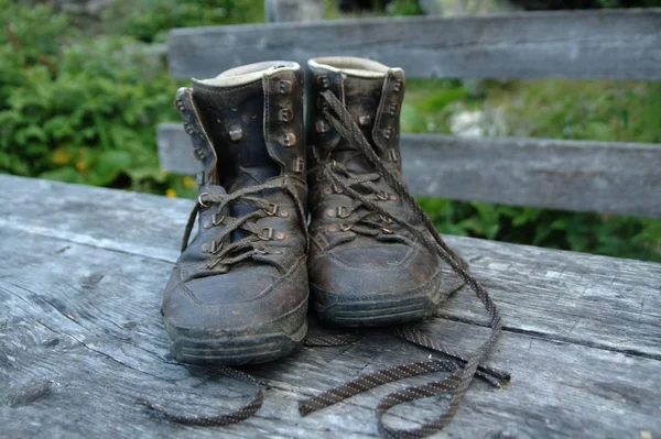草の上の古いブーツ — ストック写真