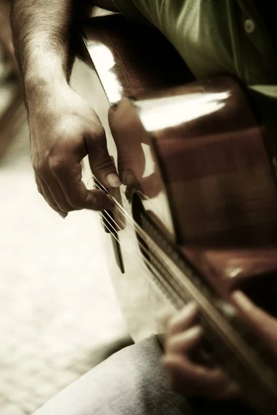 Close Man Playing Guitar — Stock Photo, Image