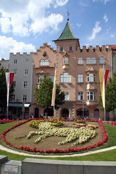 Önplandaki Çiçeklerden Tanrı Nın Kuzusuyla Brixen Şehir Meclisi — Stok fotoğraf