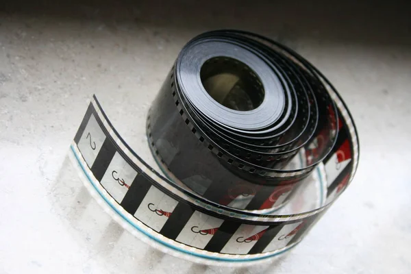 黑色背景上的旧相机 — 图库照片