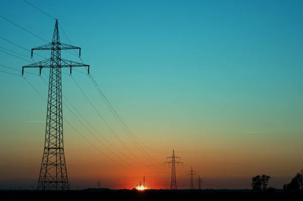 日没の空の高圧送電線 — ストック写真