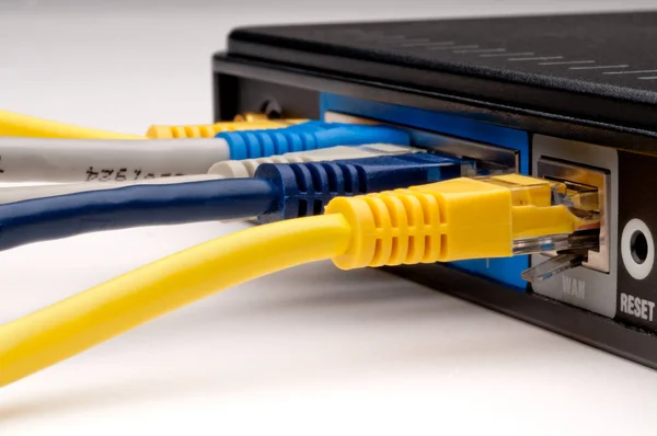 Mehrfarbige Netzwerkkabel Die Einen Router Gesteckt Werden — Stockfoto