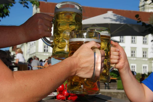 Summer Sun Beer Garden — стоковое фото