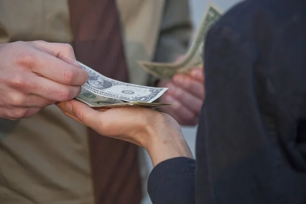 Hombre Pagando Con Dólares — Foto de Stock