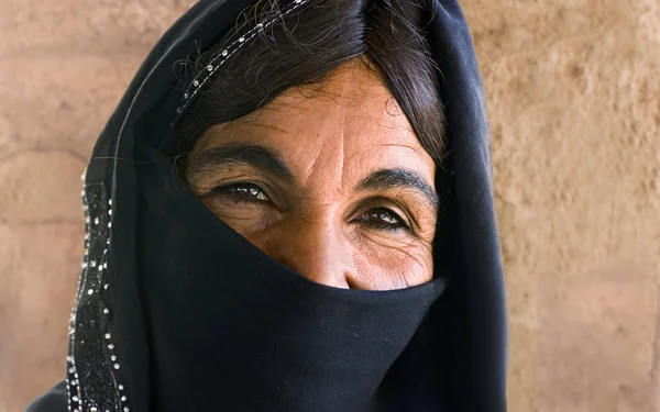 Retrato Una Joven Con Traje Tradicional — Foto de Stock