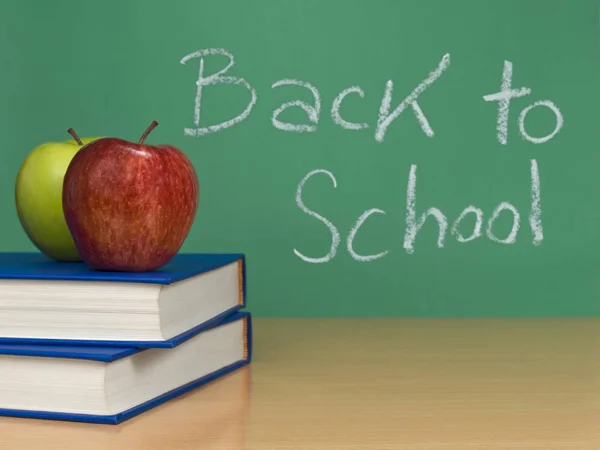 Επιστροφή Στο Σχολείο Έννοια Βιβλία Και Μήλο Πράσινο Chalkboard — Φωτογραφία Αρχείου