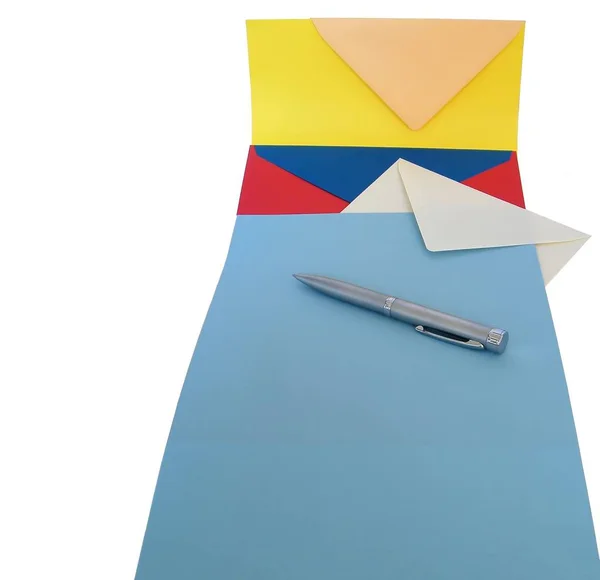 Envelope Branco Com Uma Letra Isolada Fundo Branco — Fotografia de Stock