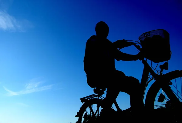 Bir Bisikletçinin Silueti — Stok fotoğraf