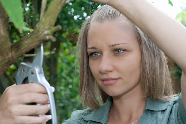 Mujer Joven Con Una Pistola Jardín —  Fotos de Stock