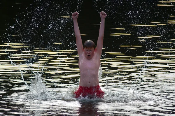 池で泳いでいる少年は — ストック写真