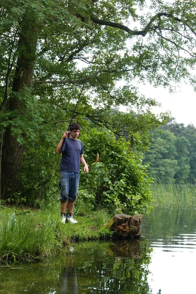Junger Mann Mit Hut Und Rucksack Flussufer — Stockfoto