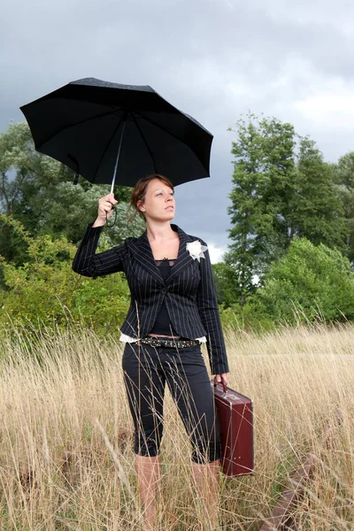 Kvinna Med Resväska Och Paraply — Stockfoto