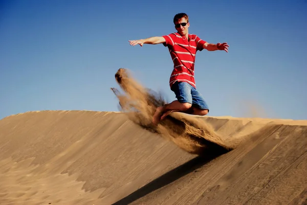 Άντρας Κόκκινο Πουκάμισο Πηδάει Στην Έρημο — Φωτογραφία Αρχείου
