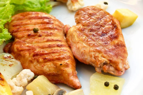 Schnitzel Asado Parrilla Carne Pavo Con Verduras — Foto de Stock