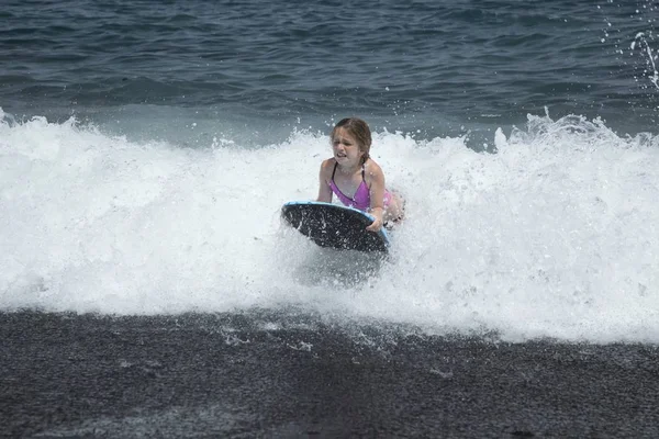 Mujer Joven Que Circula Por Las Olas Del Mar — Foto de Stock