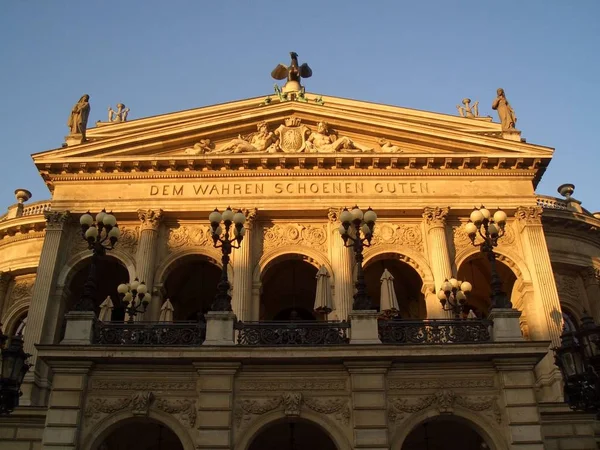 Франкфуртская Опера Вечерним Солнцем — стоковое фото