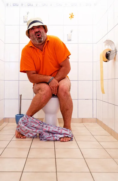 Hombre Baño Con Toalla Botella Agua —  Fotos de Stock