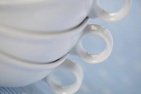 テーブルの上の白いカップ — ストック写真
