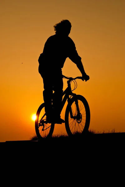 Silhueta Jovem Adulto Montando Uma Bicicleta — Fotografia de Stock