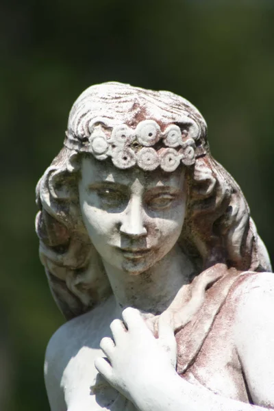 Skulptur Einer Jungen Frau Auf Einem Friedhof — Stockfoto