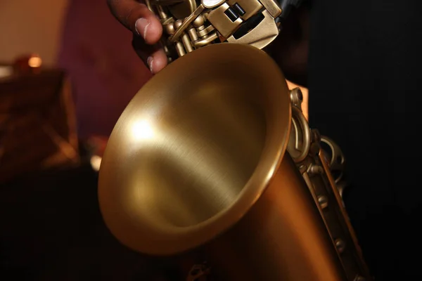 Saxofon Tmavém Pozadí — Stock fotografie