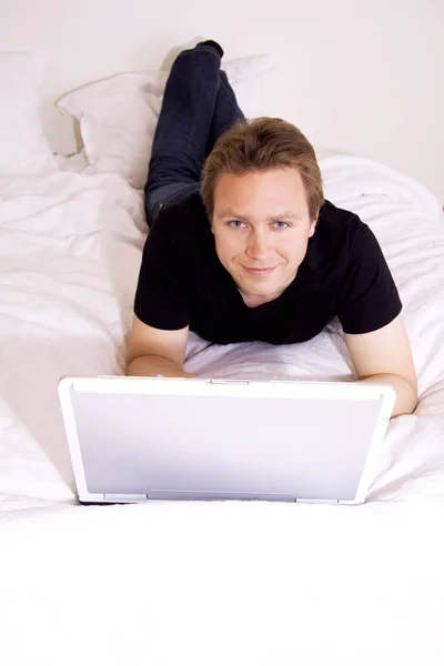 Молодий Чоловік Ноутбуком Ліжку — стокове фото