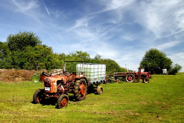 Vieux Tracteur Sur Terrain — Photo