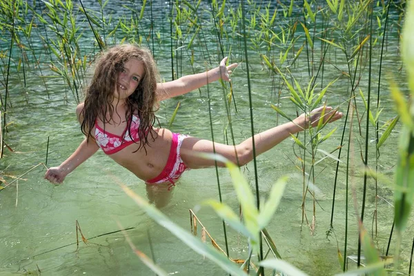 Dziewczyna Strój Kąpielowy Łonie Natury — Zdjęcie stockowe
