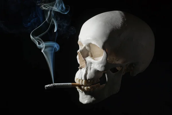 Cráneo Humano Con Cigarrillo Fondo Negro — Foto de Stock