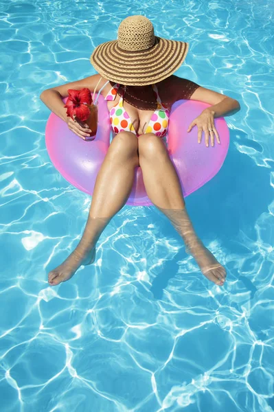 Frauen Mit Hut Pool — Stockfoto