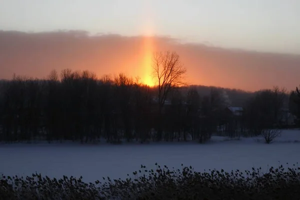 Bella Alba Dietro Una Città Campagna Innevata — Foto Stock