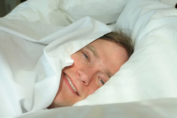 Homme Dormant Sous Des Couvertures Blanches Réveillant Dans Lumière Matin — Photo