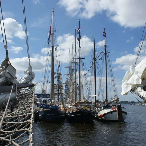 Primeiros Marinheiros Estão Cais Rostock Uma Festa Para Olhos Para — Fotografia de Stock