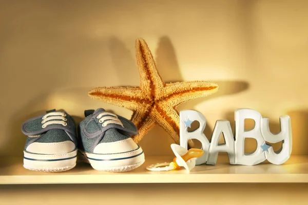 Scarpe Bambino Posto Uno Scaffale Con Ciuccio Bambino Stelle Marine — Foto Stock