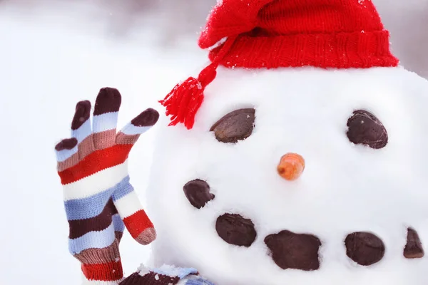 Sneeuwman Sneeuw Met Een Grote Glimlach Zwaaiend — Stockfoto