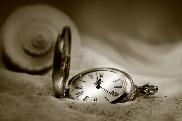 Uhr Verloren Sand Mit Muschel Hintergrund Sepia Ton — Stockfoto