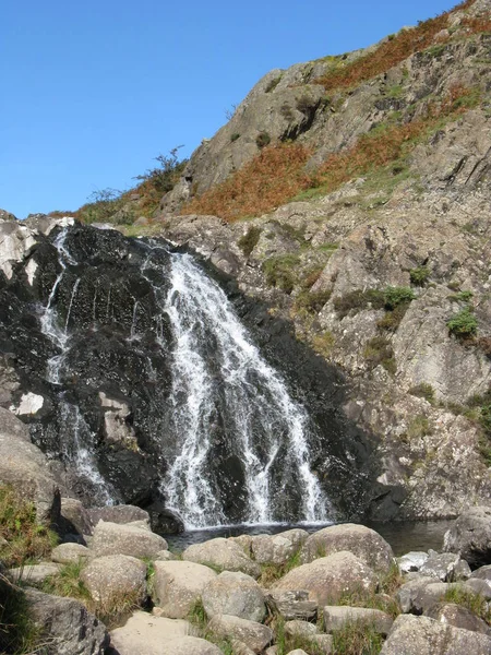 Malerischer Blick Auf Majestätische Landschaft Mit Wasserfall — Stockfoto