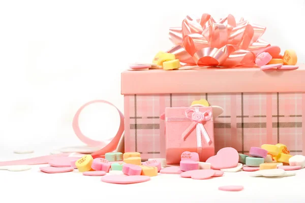 Geschenke Und Bonbons Zum Valentinstag Auf Weißem Hintergrund — Stockfoto