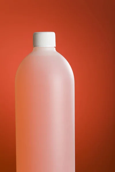 Garrafa Rosa Preenchida Com Produto Químico Sobre Fundo Vermelho — Fotografia de Stock