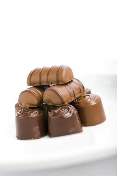 Haufen Schokolade Auf Dem Weißen Teller — Stockfoto