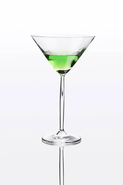 白色镜子表面上的绿色鸡尾酒 有剪切路径 — 图库照片
