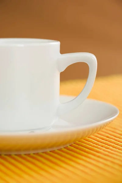 Leerer Kaffee Auf Orange Gelb Gestreiftem Stoff — Stockfoto