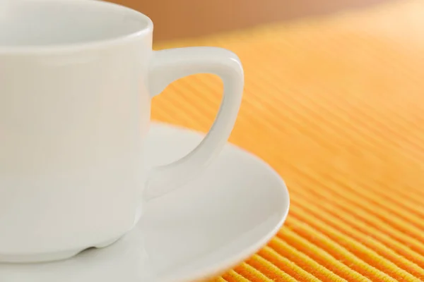 桔黄色条纹织物上的空咖啡 — 图库照片