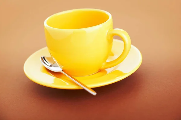 Tazza Caffè Giallo Vuoto Uno Sfondo Marrone — Foto Stock