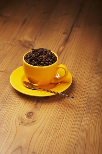 Yellow Coffee Cup Filled Beans Wooden Table — Stock Photo, Image