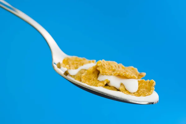 Corn Vlokken Lepel Met Melk Een Blauwe Achtergrond — Stockfoto