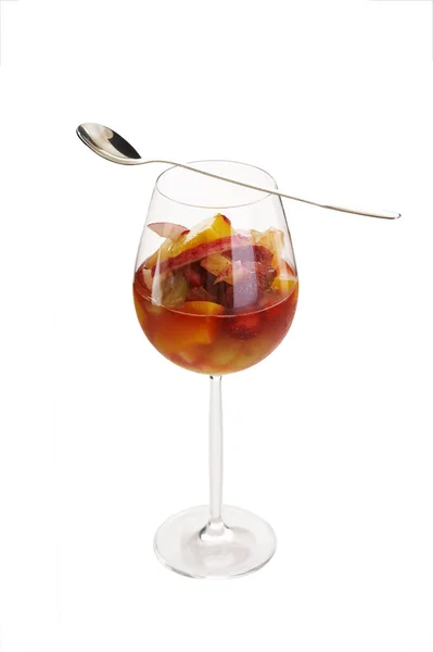 Fruitcocktail Rood Wijnglas Een Witte Achtergrond Geïsoleerd — Stockfoto