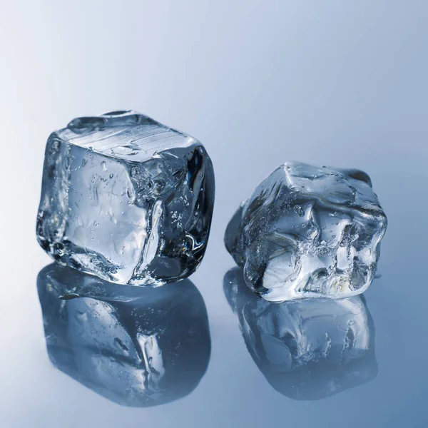Ледяные Кубики Зеркальном Светло Голубом Столе — стоковое фото