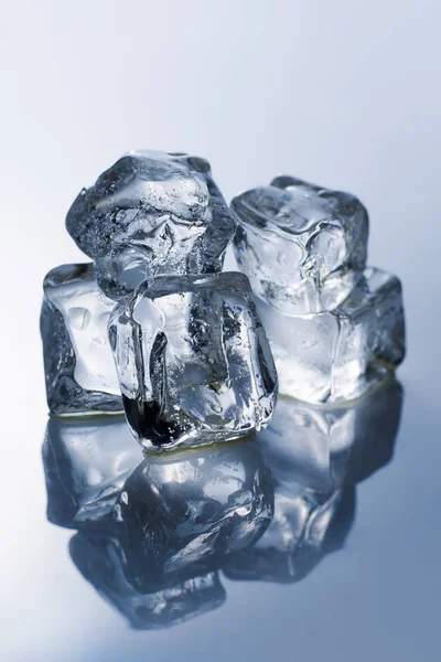 Eiswürfel Auf Dem Reflektierenden Hellblauen Tisch — Stockfoto