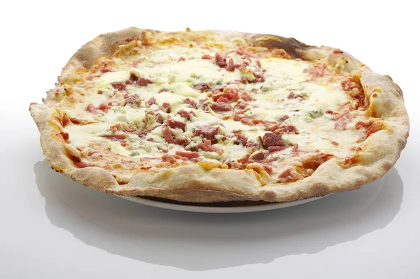 Pizza Recheada Com Presunto Queijo Azul Prato Sobre Fundo Branco — Fotografia de Stock